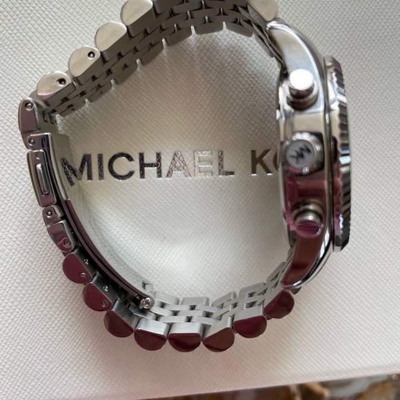 Michael Kors women’s Lexington stainless steel oversized watch - Picture 5 of 8